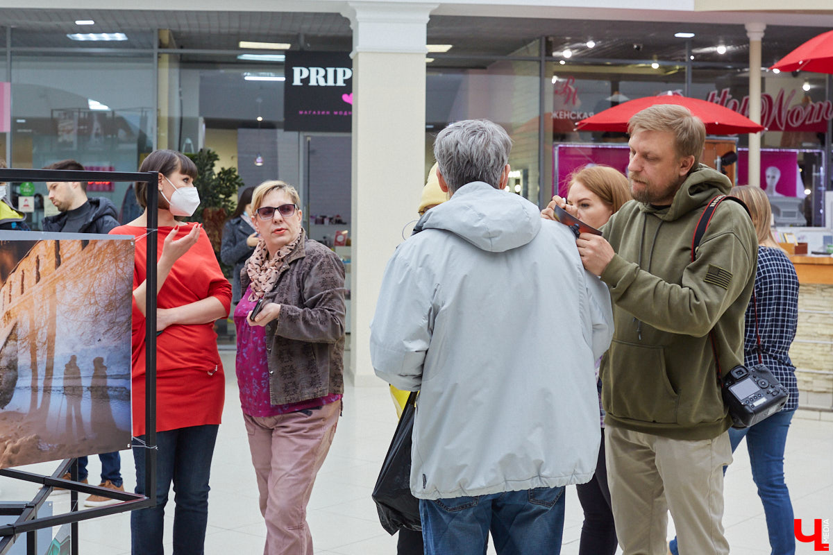 Видимо, по ;примеру «Мегаторга» на ;третьем этаже Торговых рядов решили тоже устроить выставочное пространство. Первым в ;новом месте продемонстрировал свои работы фоторепортер Владимир Чучадеев.