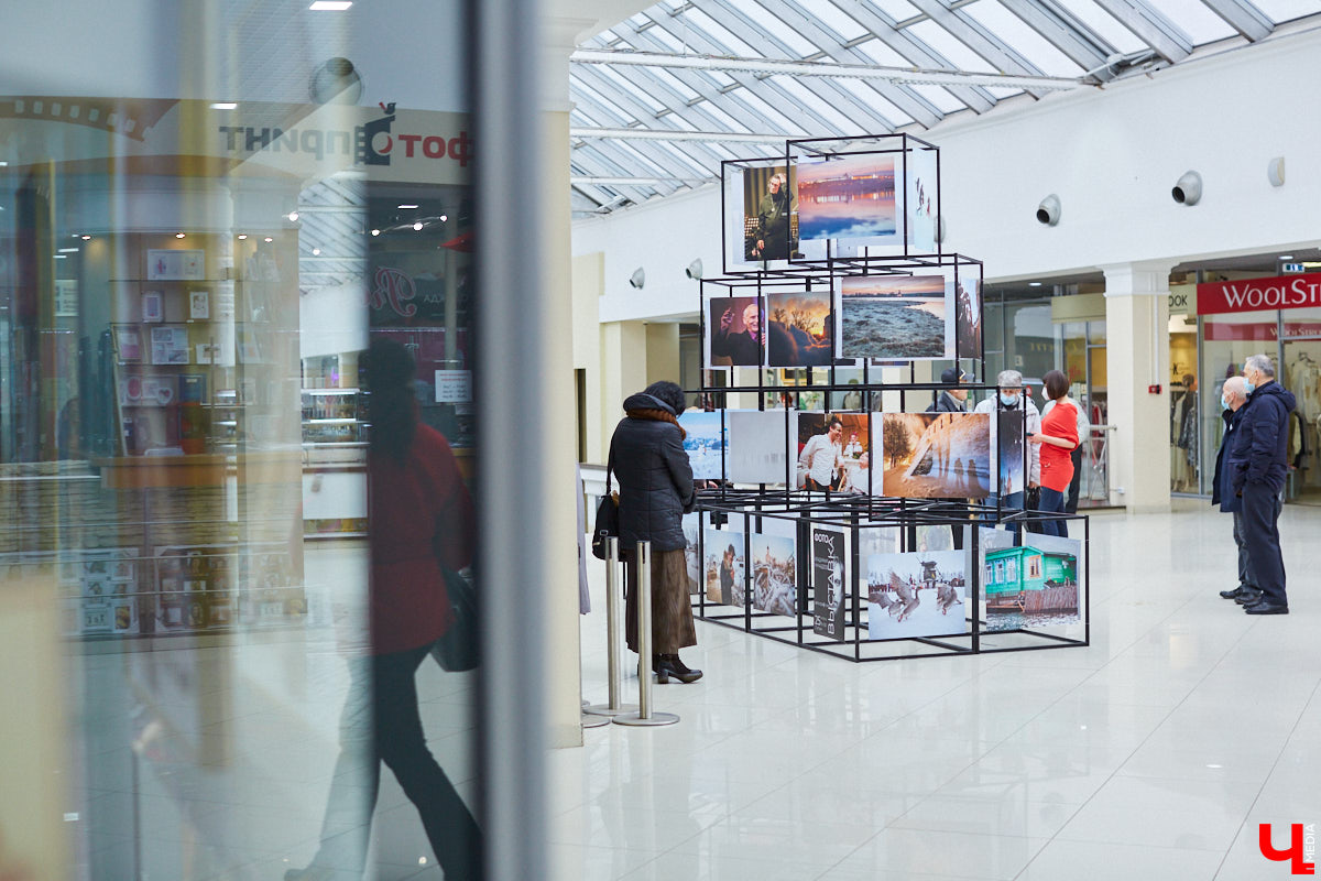 Видимо, по ;примеру «Мегаторга» на ;третьем этаже Торговых рядов решили тоже устроить выставочное пространство. Первым в ;новом месте продемонстрировал свои работы фоторепортер Владимир Чучадеев.