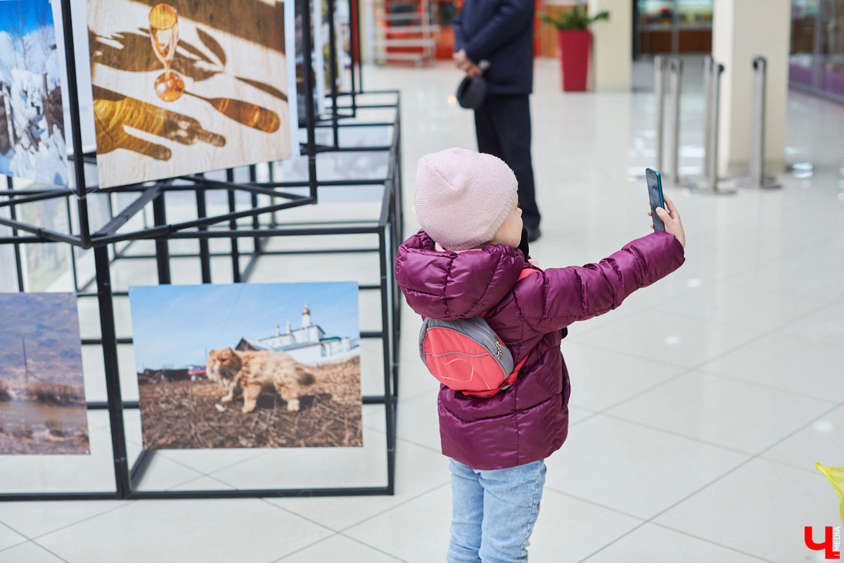 Видимо, по ;примеру «Мегаторга» на ;третьем этаже Торговых рядов решили тоже устроить выставочное пространство. Первым в ;новом месте продемонстрировал свои работы фоторепортер Владимир Чучадеев.