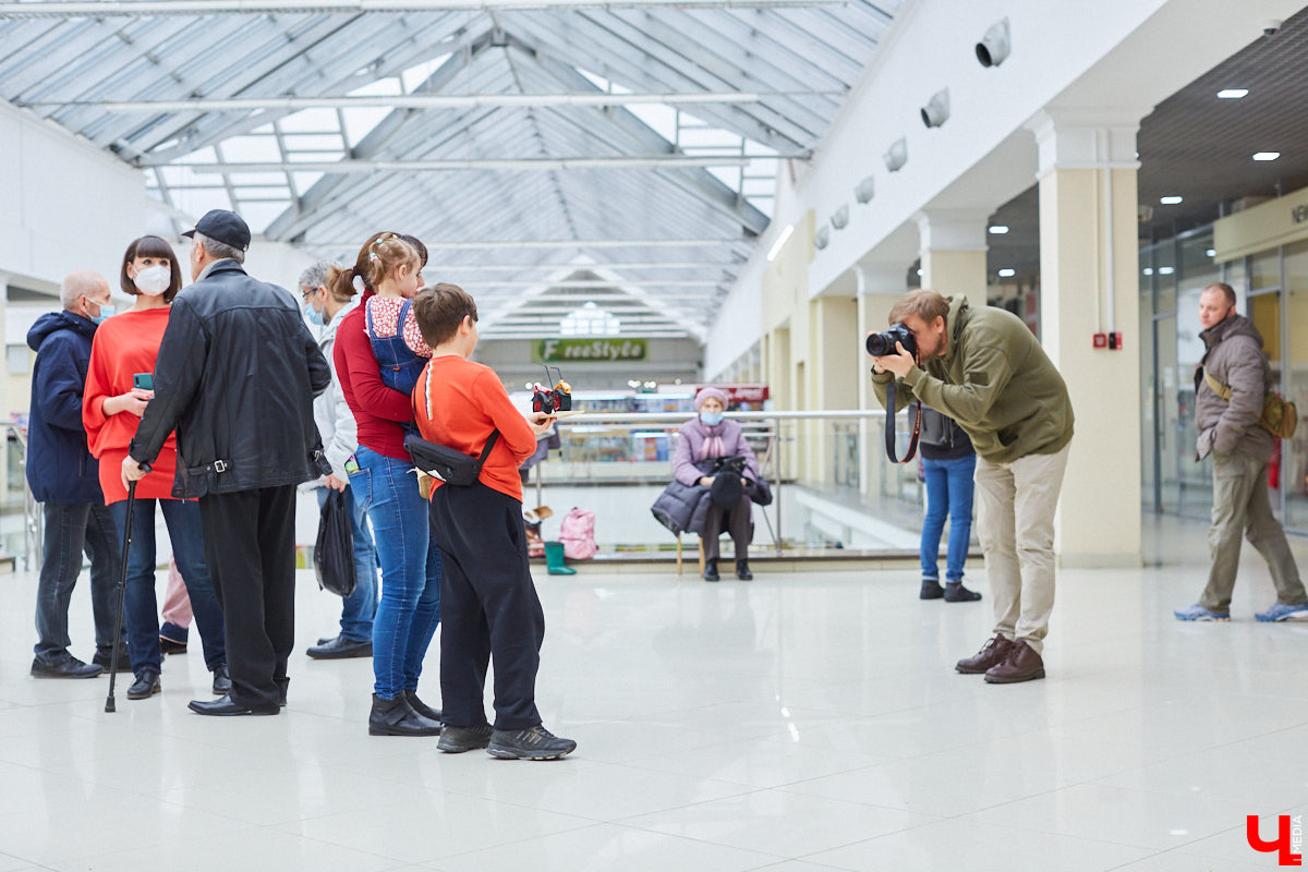 Видимо, по ;примеру «Мегаторга» на ;третьем этаже Торговых рядов решили тоже устроить выставочное пространство. Первым в ;новом месте продемонстрировал свои работы фоторепортер Владимир Чучадеев.