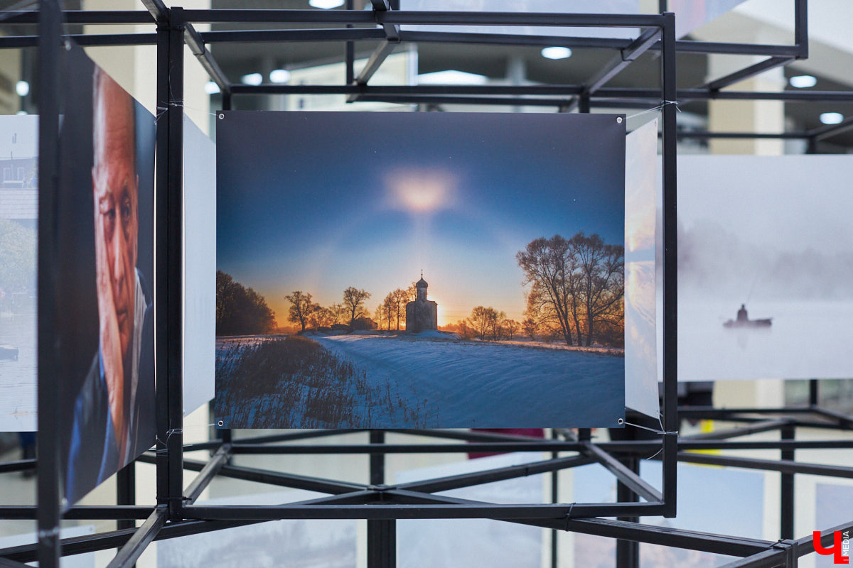 Видимо, по ;примеру «Мегаторга» на ;третьем этаже Торговых рядов решили тоже устроить выставочное пространство. Первым в ;новом месте продемонстрировал свои работы фоторепортер Владимир Чучадеев.