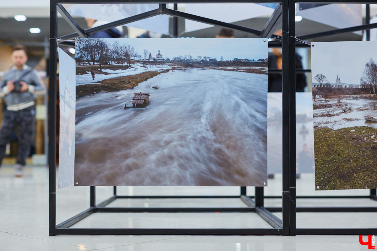 Видимо, по ;примеру «Мегаторга» на ;третьем этаже Торговых рядов решили тоже устроить выставочное пространство. Первым в ;новом месте продемонстрировал свои работы фоторепортер Владимир Чучадеев.