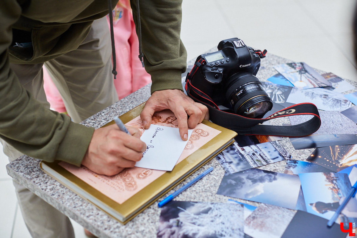 Видимо, по ;примеру «Мегаторга» на ;третьем этаже Торговых рядов решили тоже устроить выставочное пространство. Первым в ;новом месте продемонстрировал свои работы фоторепортер Владимир Чучадеев.