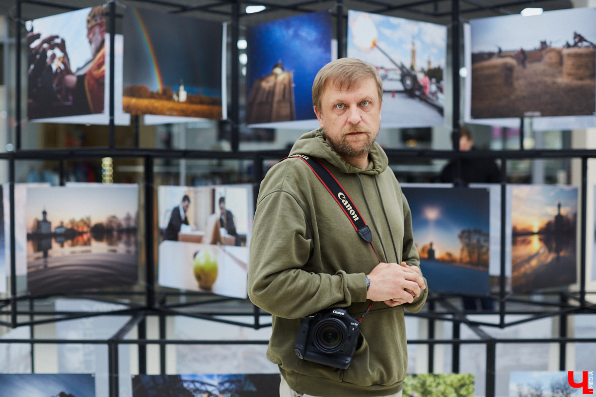 Видимо, по ;примеру «Мегаторга» на ;третьем этаже Торговых рядов решили тоже устроить выставочное пространство. Первым в ;новом месте продемонстрировал свои работы фоторепортер Владимир Чучадеев.