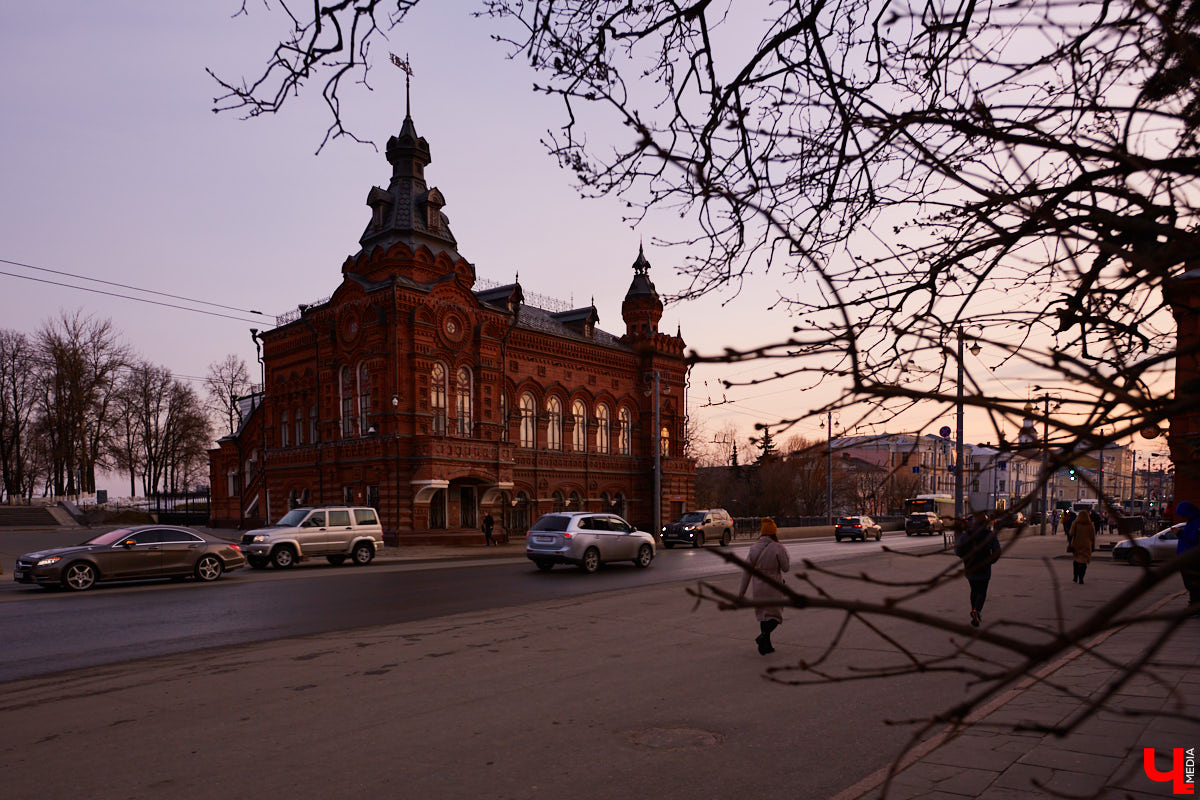 «Ползучие» арки, круглые окна и колонны-языки: всё это характерно для стиля модерн. Как быстро вычислить его на улицах города, подсказала член Союза архитекторов России Людмила Басманова.