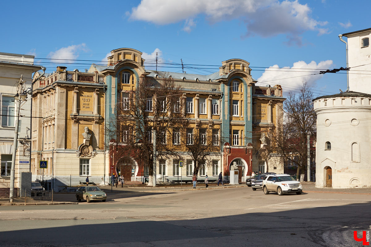 «Ползучие» арки, круглые окна и колонны-языки: всё это характерно для стиля модерн. Как быстро вычислить его на улицах города, подсказала член Союза архитекторов России Людмила Басманова.