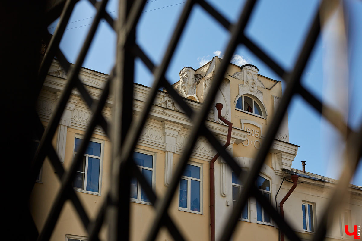 «Ползучие» арки, круглые окна и колонны-языки: всё это характерно для стиля модерн. Как быстро вычислить его на улицах города, подсказала член Союза архитекторов России Людмила Басманова.