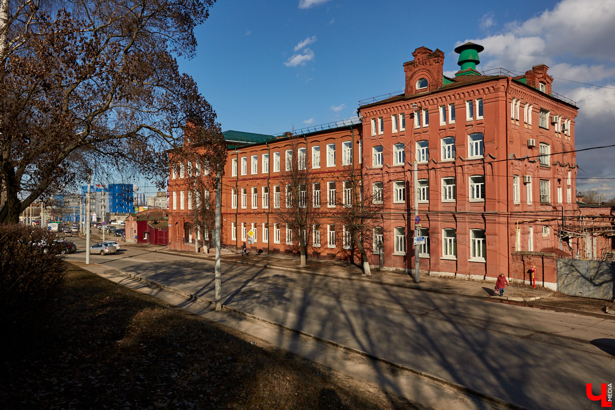 «Ползучие» арки, круглые окна и колонны-языки: всё это характерно для стиля модерн. Как быстро вычислить его на улицах города, подсказала член Союза архитекторов России Людмила Басманова.