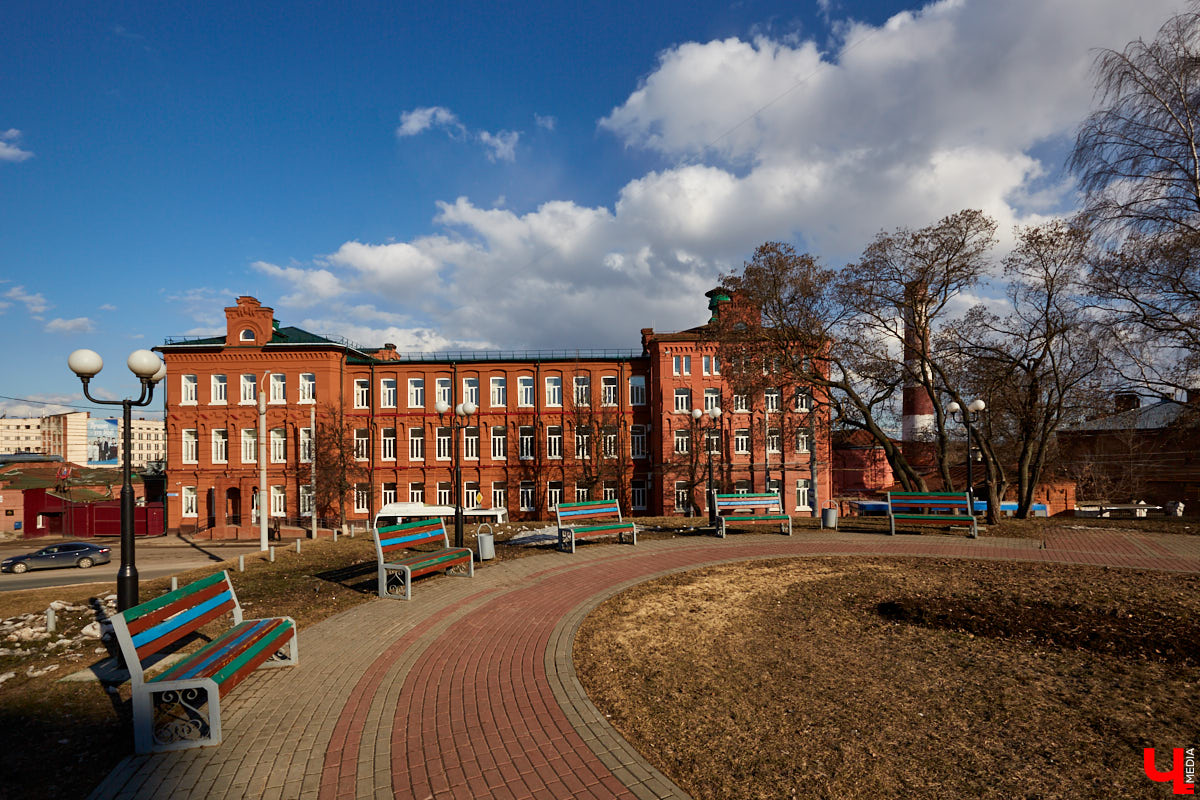 «Ползучие» арки, круглые окна и колонны-языки: всё это характерно для стиля модерн. Как быстро вычислить его на улицах города, подсказала член Союза архитекторов России Людмила Басманова.