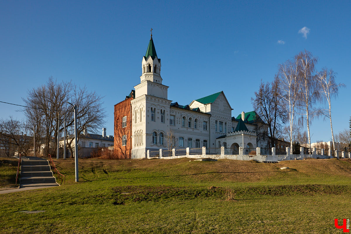 «Ползучие» арки, круглые окна и колонны-языки: всё это характерно для стиля модерн. Как быстро вычислить его на улицах города, подсказала член Союза архитекторов России Людмила Басманова.