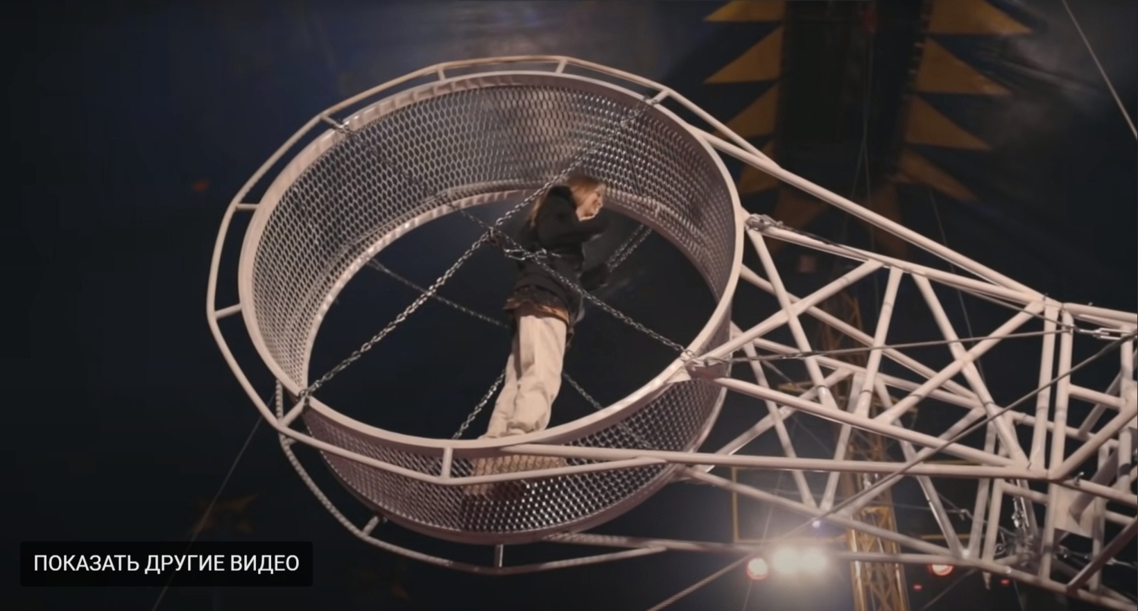 В очередном выпуске ютуб-канала «Редакция» муромский блогер «Поля из деревки» попробовали себя в роли цирковой артистки. Выбранный номер не на шутку напугал девушку, а вот сценический наряд был подобран идеально!