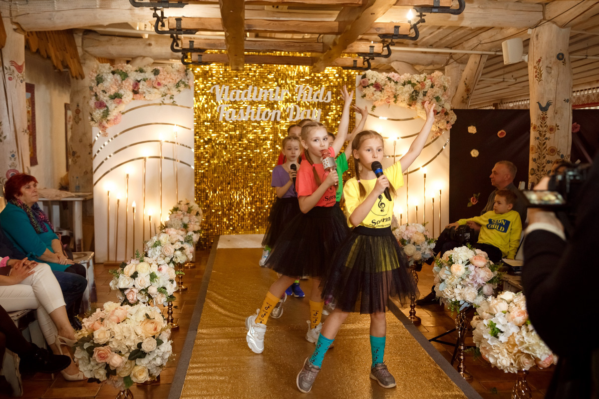 25 апреля в городе вновь прогремел Vladimir Kids Fashion Day. Вот как описала это событие его организатор и дизайнер Наталья Рязанова: «Наш „модный день“ прошел так, как не все московские показы проходят».