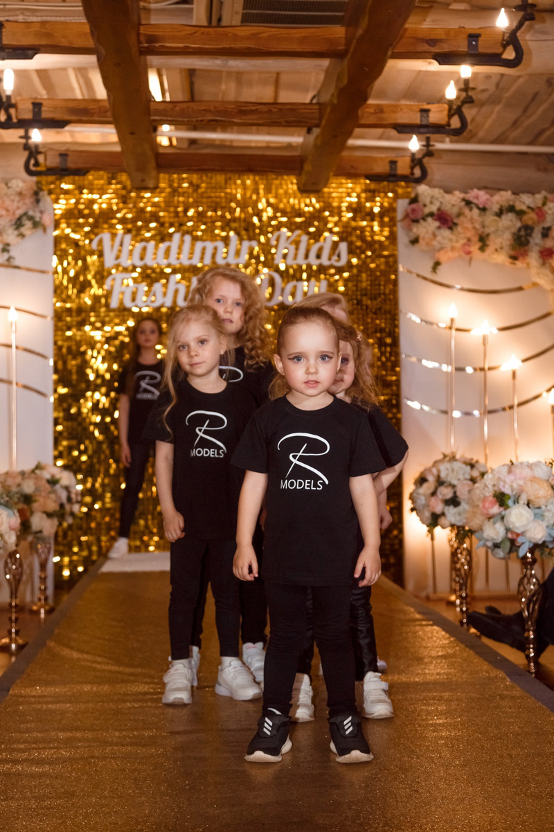 25 апреля в городе вновь прогремел Vladimir Kids Fashion Day. Вот как описала это событие его организатор и дизайнер Наталья Рязанова: «Наш „модный день“ прошел так, как не все московские показы проходят».