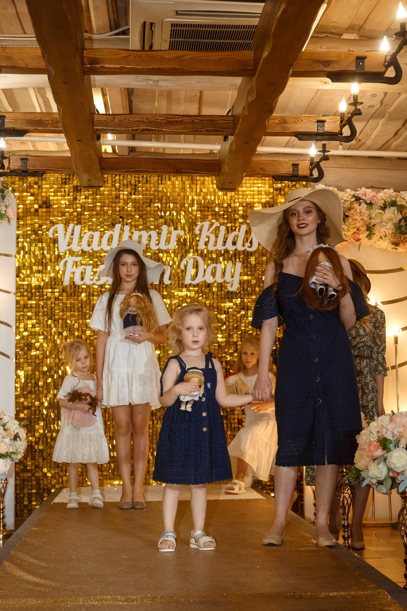 25 апреля в городе вновь прогремел Vladimir Kids Fashion Day. Вот как описала это событие его организатор и дизайнер Наталья Рязанова: «Наш „модный день“ прошел так, как не все московские показы проходят».