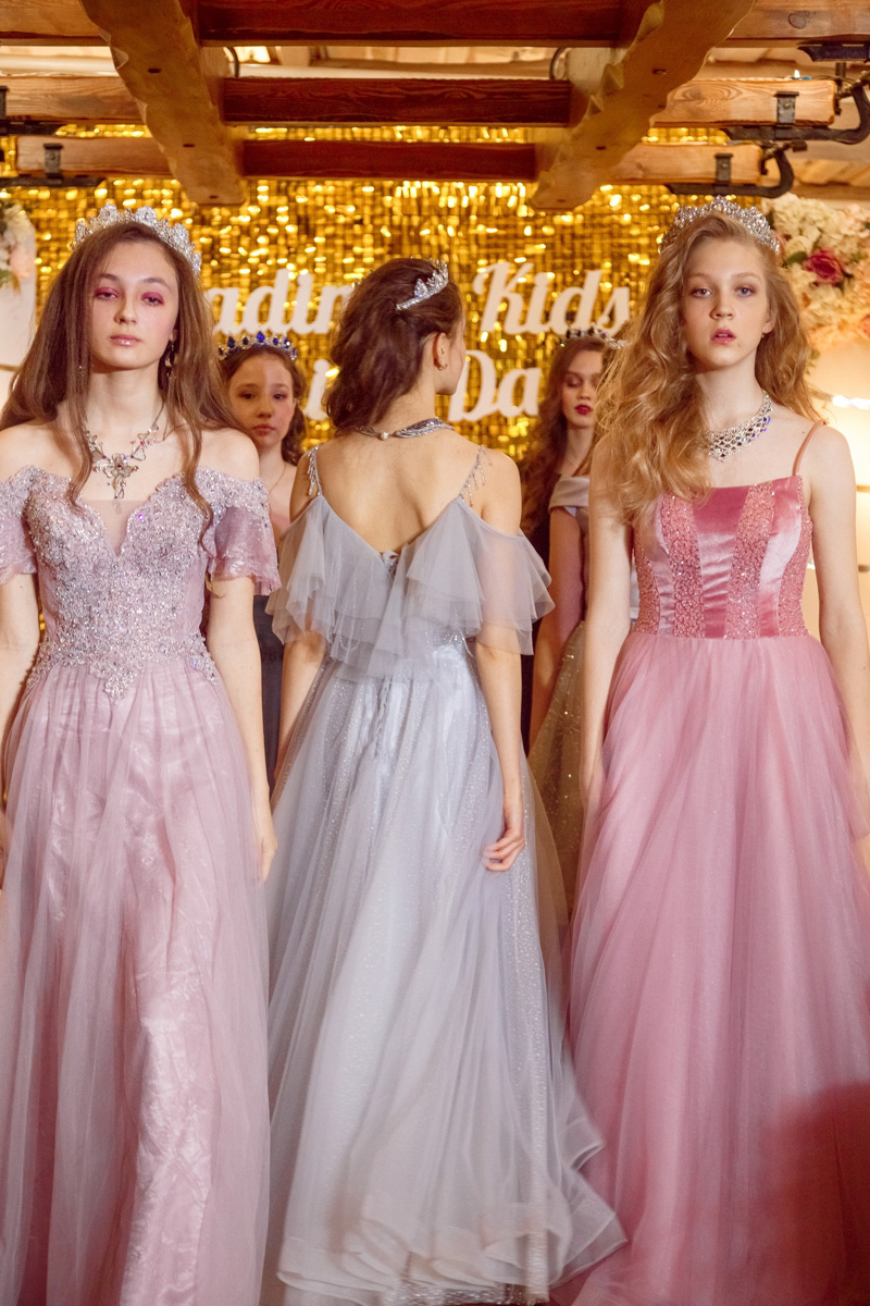 25 апреля в городе вновь прогремел Vladimir Kids Fashion Day. Вот как описала это событие его организатор и дизайнер Наталья Рязанова: «Наш „модный день“ прошел так, как не все московские показы проходят».