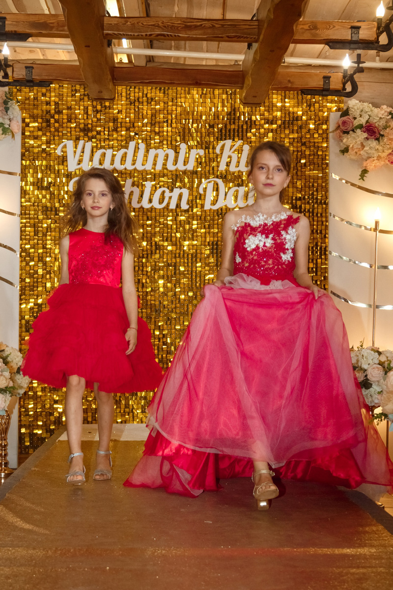 25 апреля в городе вновь прогремел Vladimir Kids Fashion Day. Вот как описала это событие его организатор и дизайнер Наталья Рязанова: «Наш „модный день“ прошел так, как не все московские показы проходят».