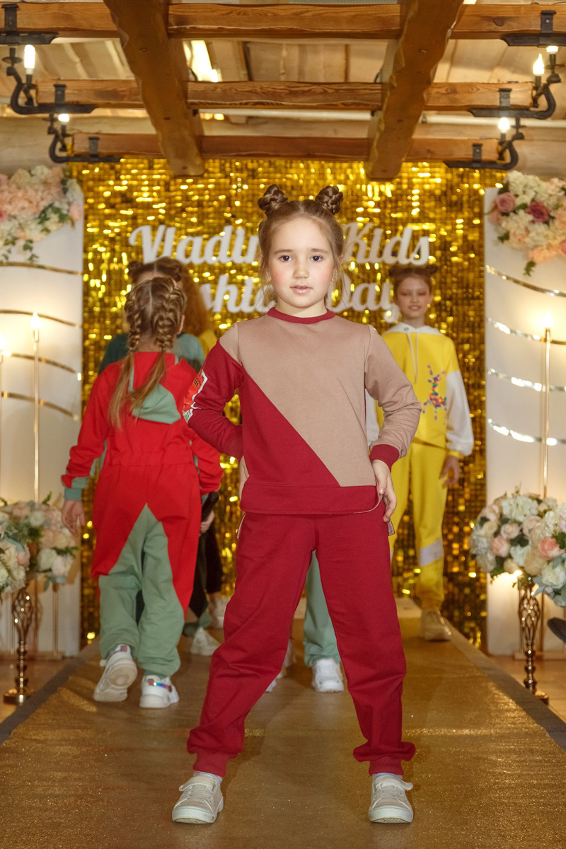 25 апреля в городе вновь прогремел Vladimir Kids Fashion Day. Вот как описала это событие его организатор и дизайнер Наталья Рязанова: «Наш „модный день“ прошел так, как не все московские показы проходят».
