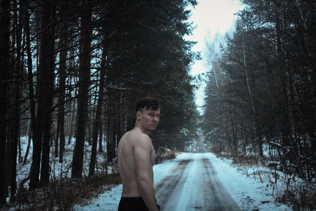 Призадумаемся под меланхолию-эмбиент «накиньте плед», окунемся в историю рэпера Grenzone, раскачаемся с дуэтом BLESSWOOD, расправим крылья под инди-звучание AMPLIFE и, наконец, потанцуем с VALERYKRAVZ.