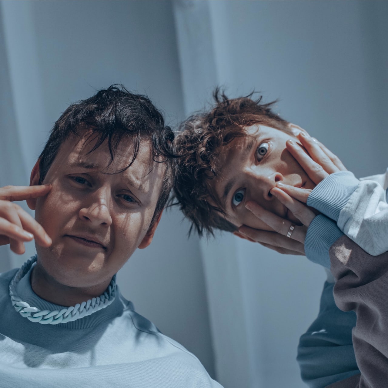 Призадумаемся под меланхолию-эмбиент «накиньте плед», окунемся в историю рэпера Grenzone, раскачаемся с дуэтом BLESSWOOD, расправим крылья под инди-звучание AMPLIFE и, наконец, потанцуем с VALERYKRAVZ.