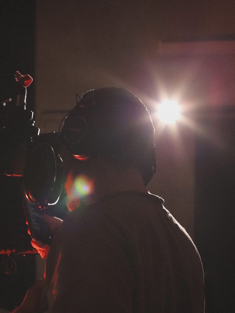 Призадумаемся под меланхолию-эмбиент «накиньте плед», окунемся в историю рэпера Grenzone, раскачаемся с дуэтом BLESSWOOD, расправим крылья под инди-звучание AMPLIFE и, наконец, потанцуем с VALERYKRAVZ.