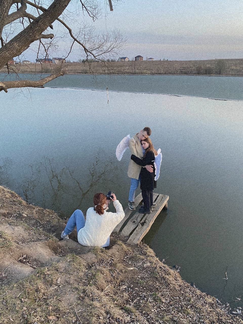 Призадумаемся под меланхолию-эмбиент «накиньте плед», окунемся в историю рэпера Grenzone, раскачаемся с дуэтом BLESSWOOD, расправим крылья под инди-звучание AMPLIFE и, наконец, потанцуем с VALERYKRAVZ.