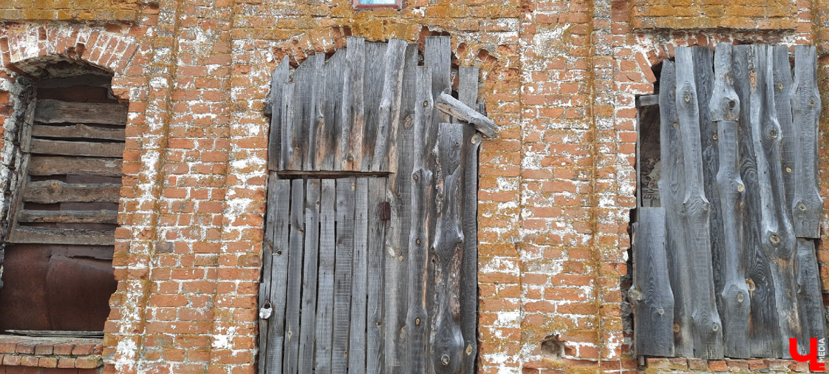 Село Клементьево расположено относительно недалеко от Владимира. И есть в нем удивительно живописная заброшка.
