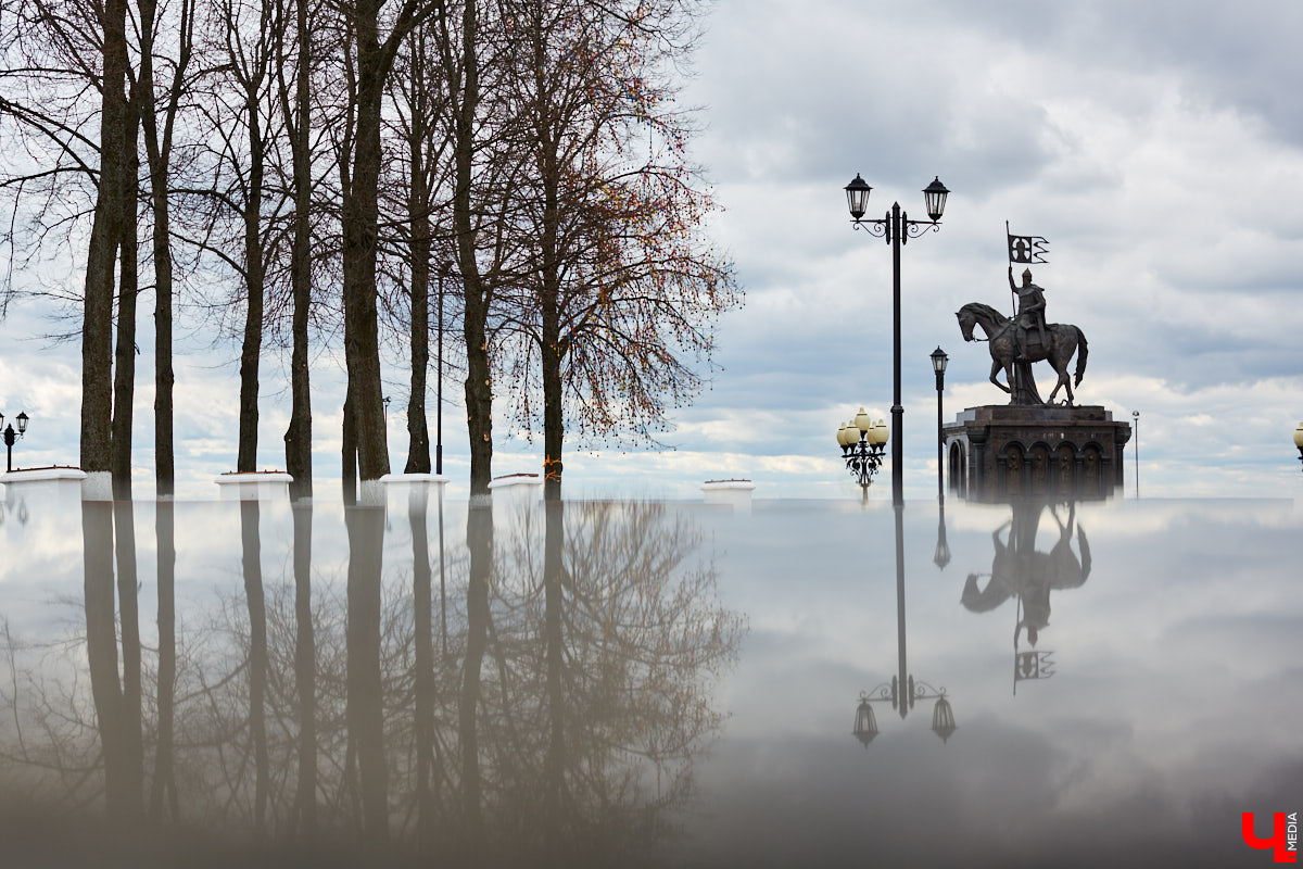Во Владимире «распустилось» Пасхальное дерево. Поискать среди 20 тысяч деревянных расписных яиц произведения Урганта, Земфиры и Мамонова можно на аллее у Успенского собора.