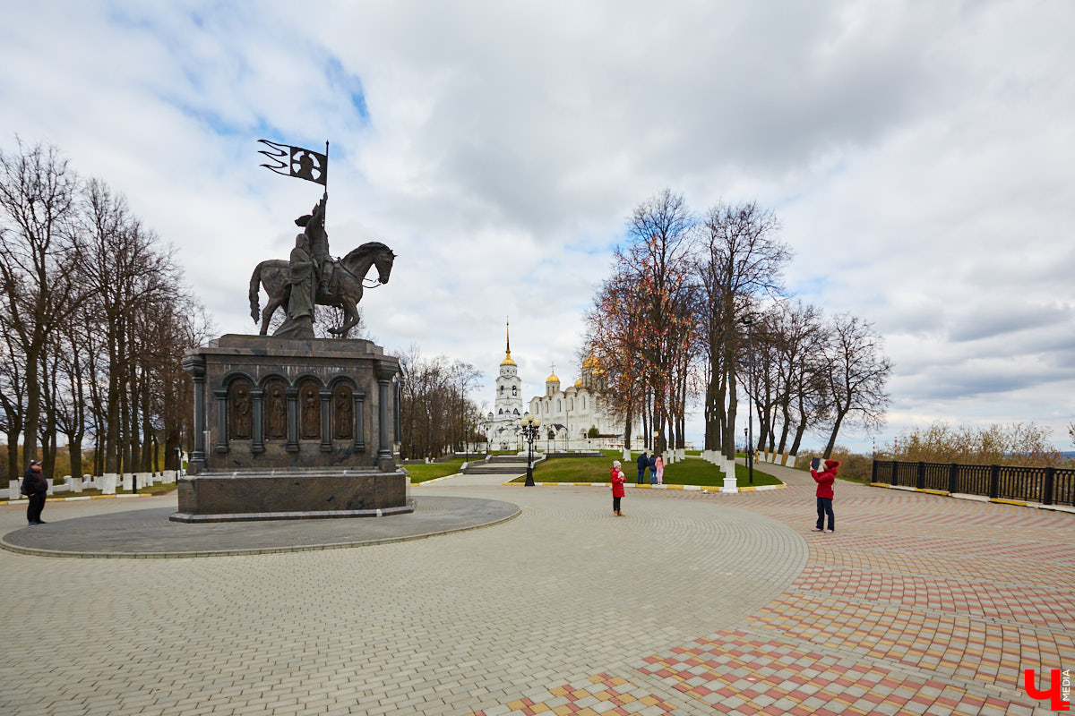 Во Владимире «распустилось» Пасхальное дерево. Поискать среди 20 тысяч деревянных расписных яиц произведения Урганта, Земфиры и Мамонова можно на аллее у Успенского собора.