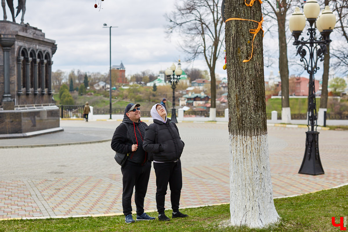 Во Владимире «распустилось» Пасхальное дерево. Поискать среди 20 тысяч деревянных расписных яиц произведения Урганта, Земфиры и Мамонова можно на аллее у Успенского собора.