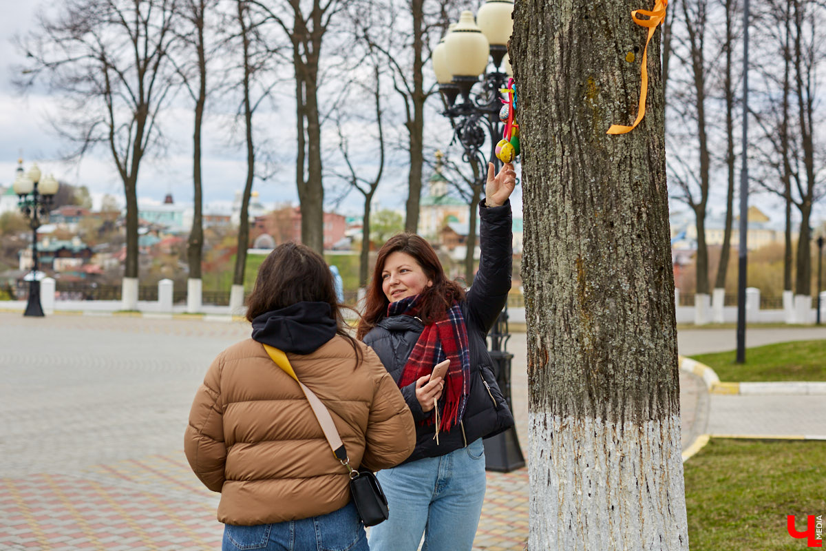 Во Владимире «распустилось» Пасхальное дерево. Поискать среди 20 тысяч деревянных расписных яиц произведения Урганта, Земфиры и Мамонова можно на аллее у Успенского собора.