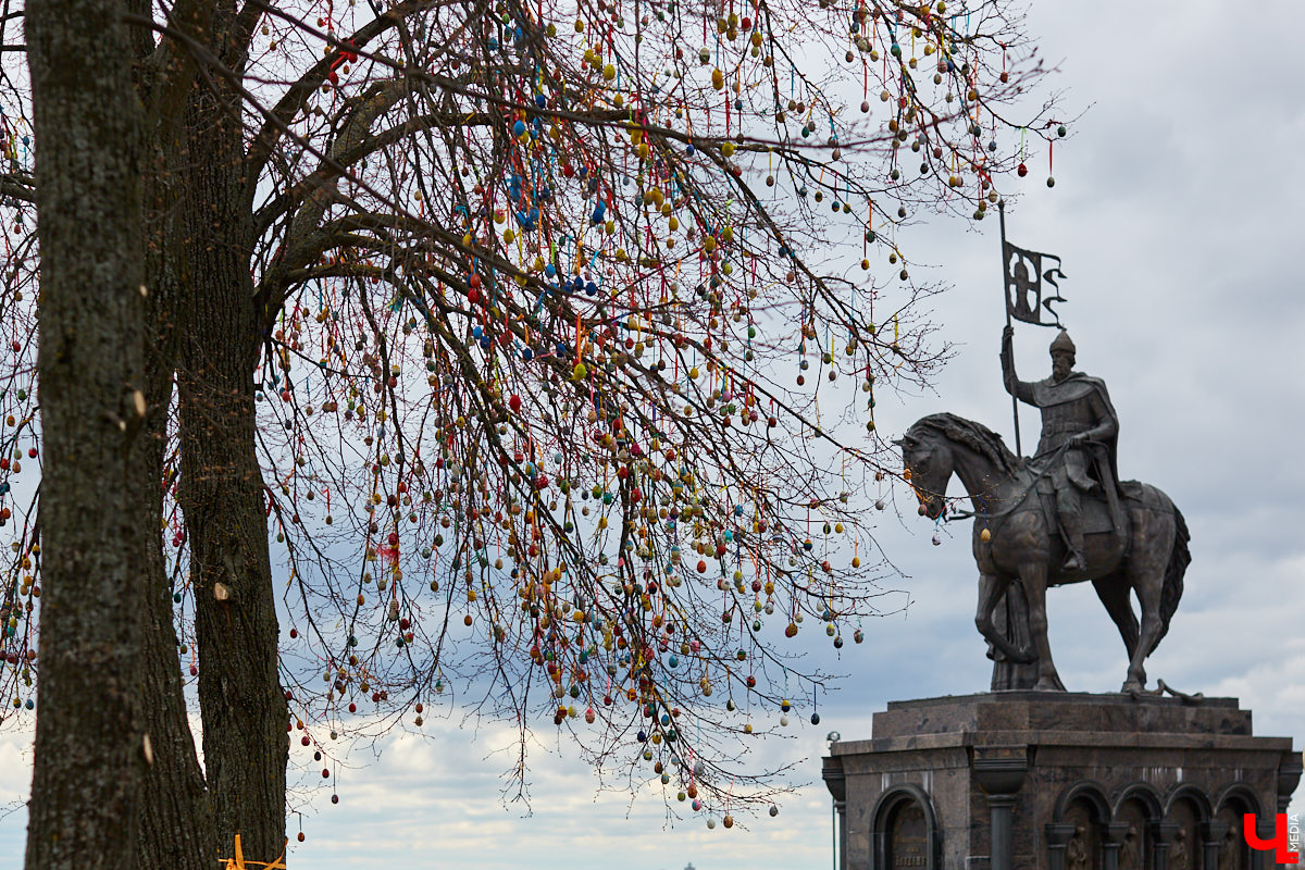 Во Владимире «распустилось» Пасхальное дерево. Поискать среди 20 тысяч деревянных расписных яиц произведения Урганта, Земфиры и Мамонова можно на аллее у Успенского собора.