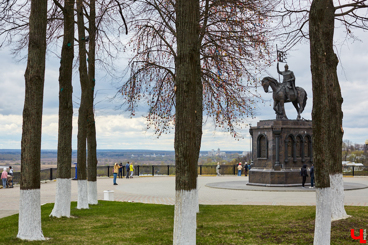 Во Владимире «распустилось» Пасхальное дерево. Поискать среди 20 тысяч деревянных расписных яиц произведения Урганта, Земфиры и Мамонова можно на аллее у Успенского собора.
