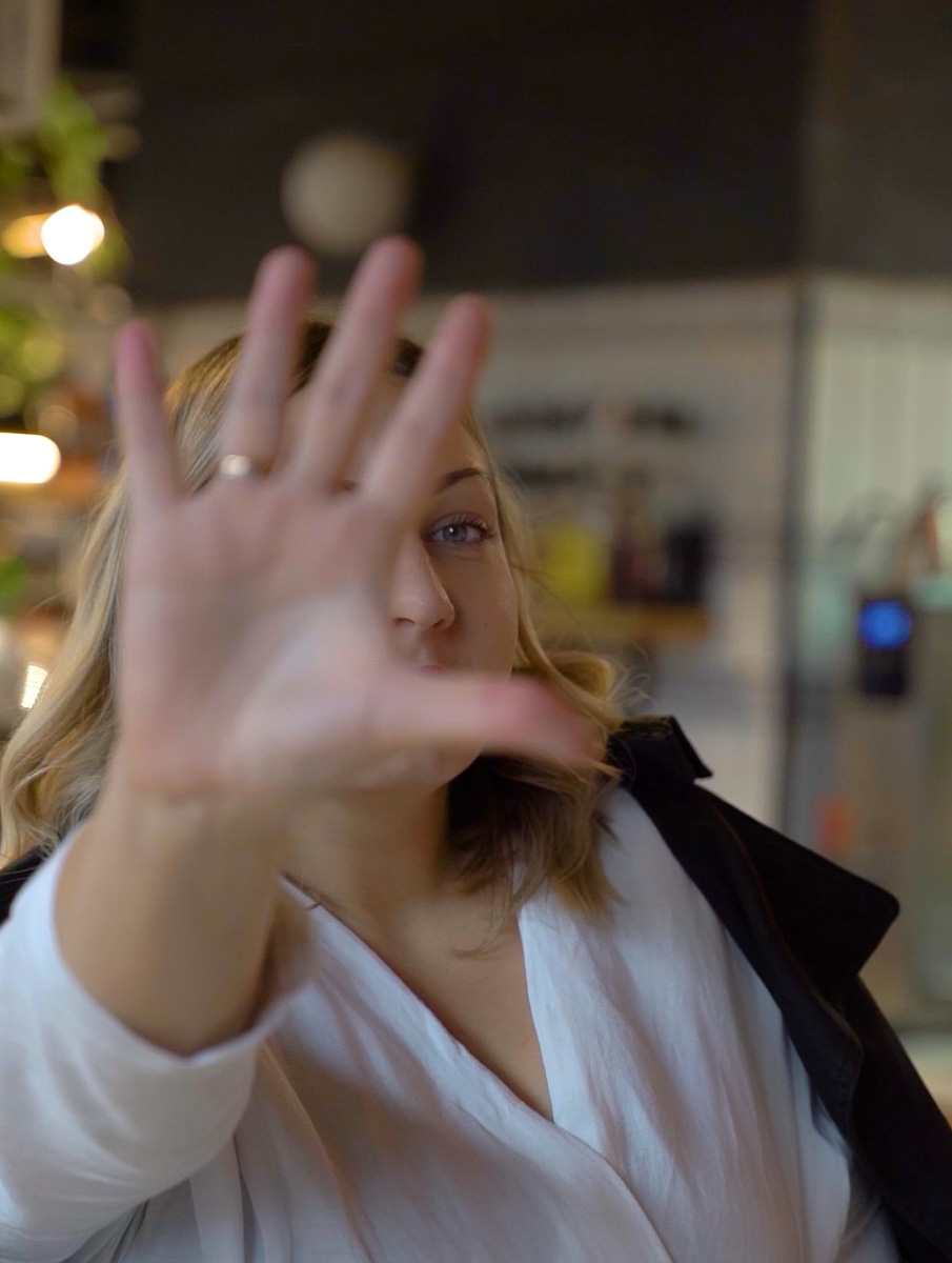 Ботокс или филлеры - для непосвященных это просто китайская грамота. Для тех, кто в теме инъекционной косметологии, - привычные термины. Что за ними скрывается? Рассказали те, кто регулярно посещает такие процедуры.