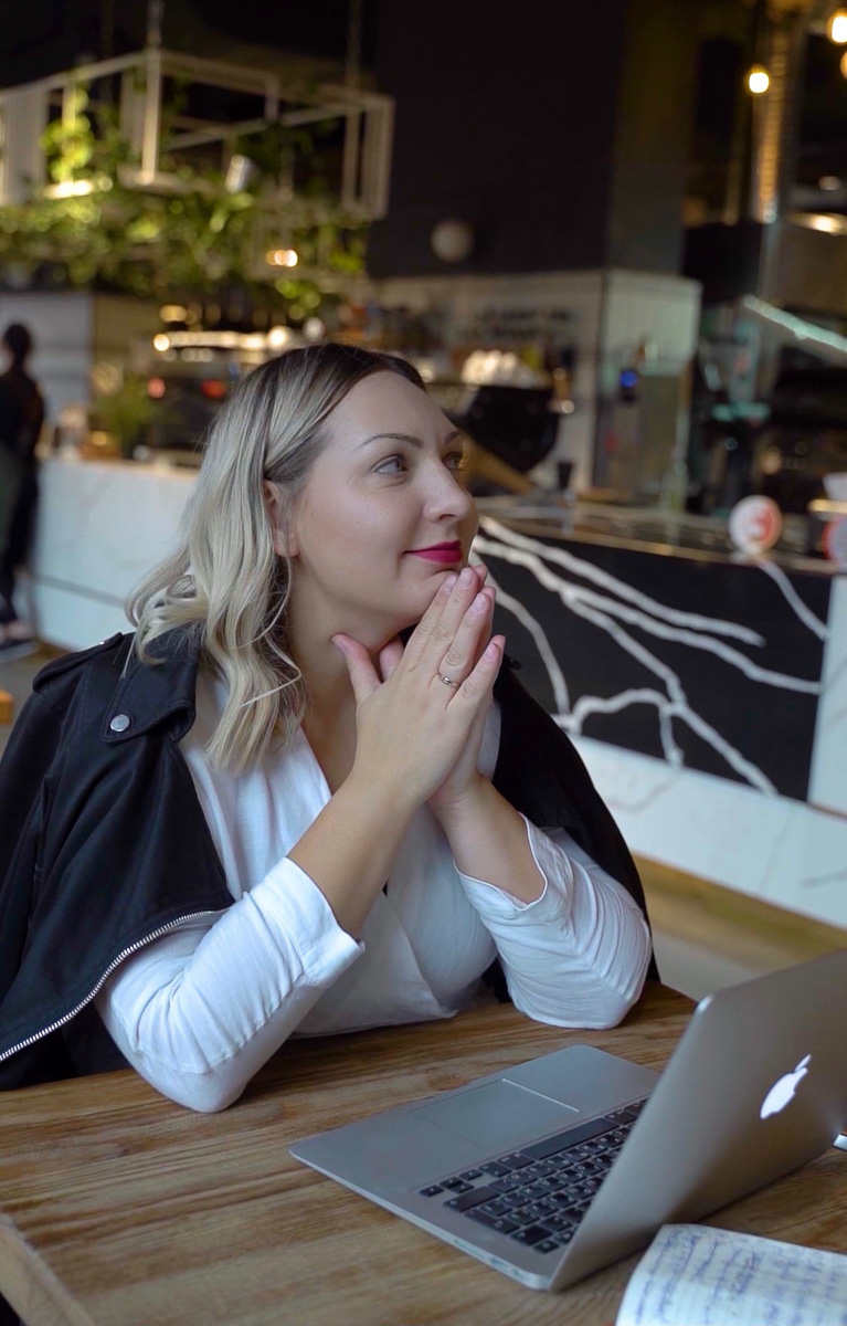 Ботокс или филлеры - для непосвященных это просто китайская грамота. Для тех, кто в теме инъекционной косметологии, - привычные термины. Что за ними скрывается? Рассказали те, кто регулярно посещает такие процедуры.