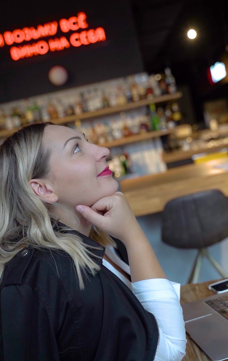 Ботокс или филлеры - для непосвященных это просто китайская грамота. Для тех, кто в теме инъекционной косметологии, - привычные термины. Что за ними скрывается? Рассказали те, кто регулярно посещает такие процедуры.