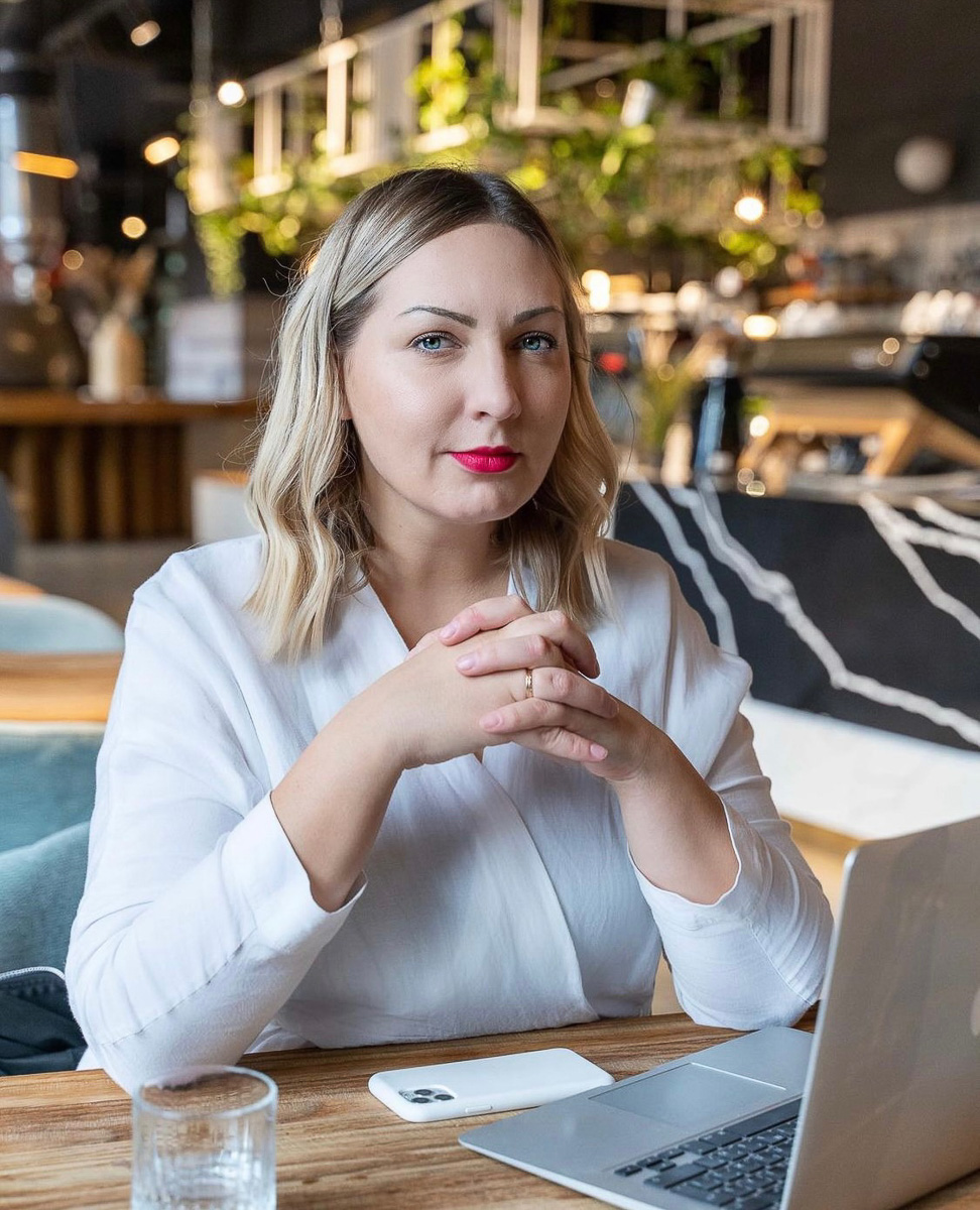 Ботокс или филлеры - для непосвященных это просто китайская грамота. Для тех, кто в теме инъекционной косметологии, - привычные термины. Что за ними скрывается? Рассказали те, кто регулярно посещает такие процедуры.