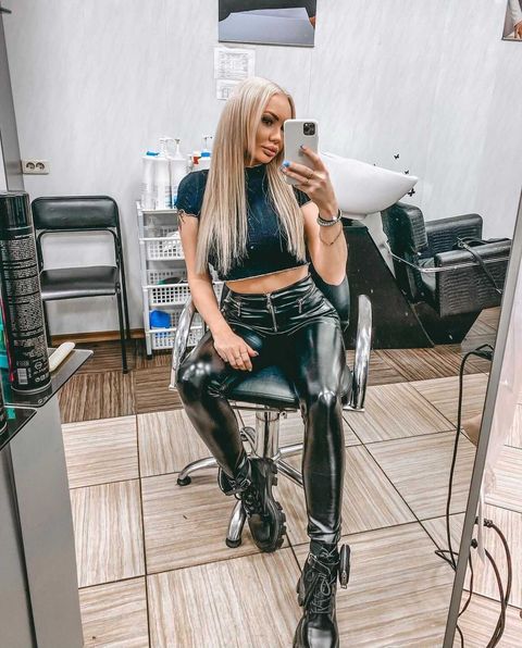 Ботокс или филлеры - для непосвященных это просто китайская грамота. Для тех, кто в теме инъекционной косметологии, - привычные термины. Что за ними скрывается? Рассказали те, кто регулярно посещает такие процедуры.