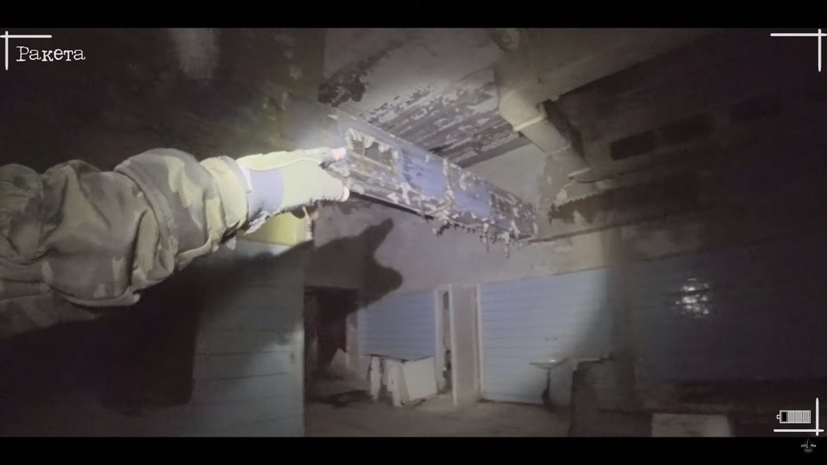 Если верить слухам, во Владимирской области на территории заброшенной базы отдыха живет призрак. Узнав об этом, блогер Ракета решил провести эксперимент по призыву нечисти и, конечно же, доверил столь ответственное задание местным ребятам.