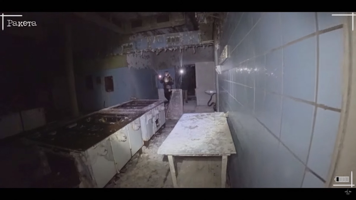 Если верить слухам, во Владимирской области на территории заброшенной базы отдыха живет призрак. Узнав об этом, блогер Ракета решил провести эксперимент по призыву нечисти и, конечно же, доверил столь ответственное задание местным ребятам.