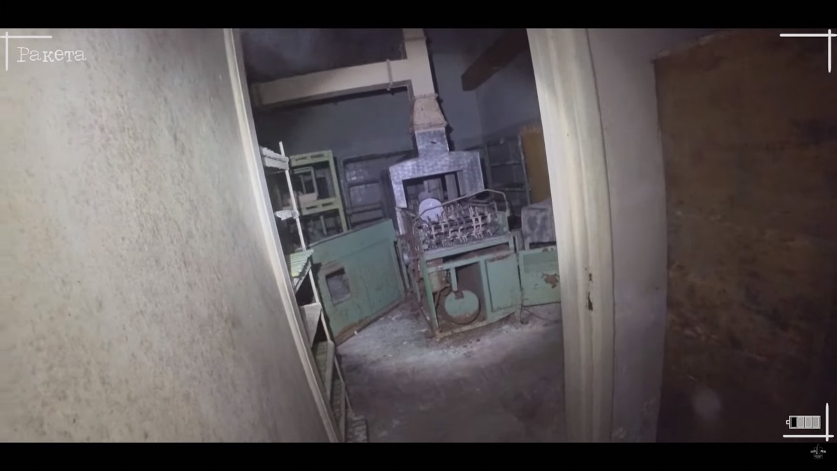 Если верить слухам, во Владимирской области на территории заброшенной базы отдыха живет призрак. Узнав об этом, блогер Ракета решил провести эксперимент по призыву нечисти и, конечно же, доверил столь ответственное задание местным ребятам.