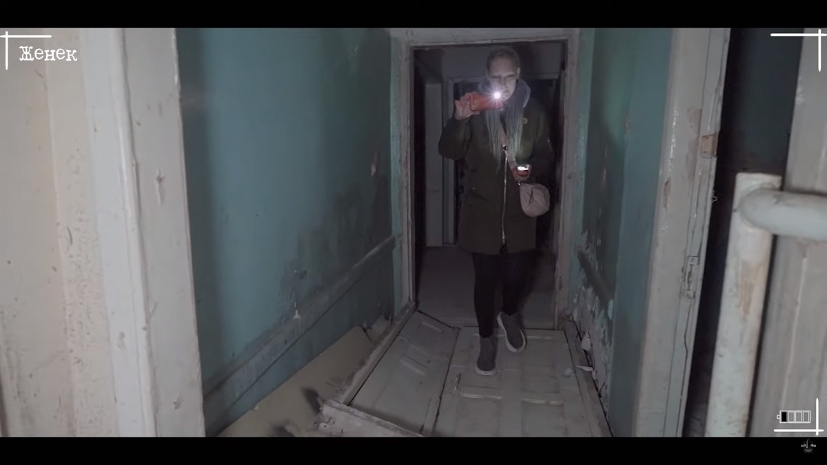 Если верить слухам, во Владимирской области на территории заброшенной базы отдыха живет призрак. Узнав об этом, блогер Ракета решил провести эксперимент по призыву нечисти и, конечно же, доверил столь ответственное задание местным ребятам.