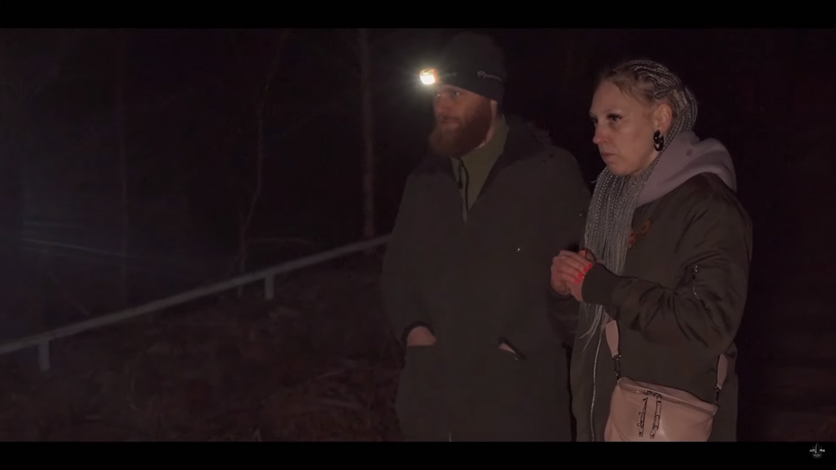 Если верить слухам, во Владимирской области на территории заброшенной базы отдыха живет призрак. Узнав об этом, блогер Ракета решил провести эксперимент по призыву нечисти и, конечно же, доверил столь ответственное задание местным ребятам.