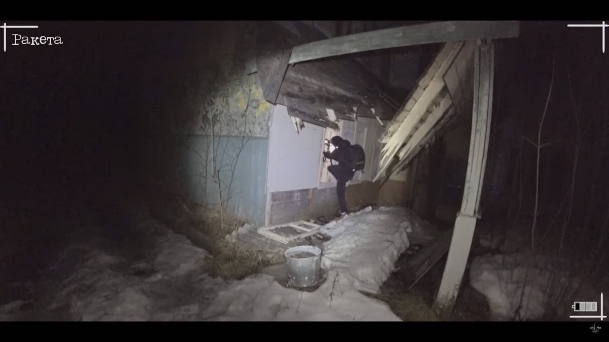 Если верить слухам, во Владимирской области на территории заброшенной базы отдыха живет призрак. Узнав об этом, блогер Ракета решил провести эксперимент по призыву нечисти и, конечно же, доверил столь ответственное задание местным ребятам.