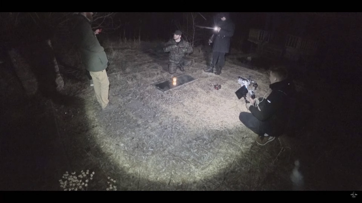 Если верить слухам, во Владимирской области на территории заброшенной базы отдыха живет призрак. Узнав об этом, блогер Ракета решил провести эксперимент по призыву нечисти и, конечно же, доверил столь ответственное задание местным ребятам.