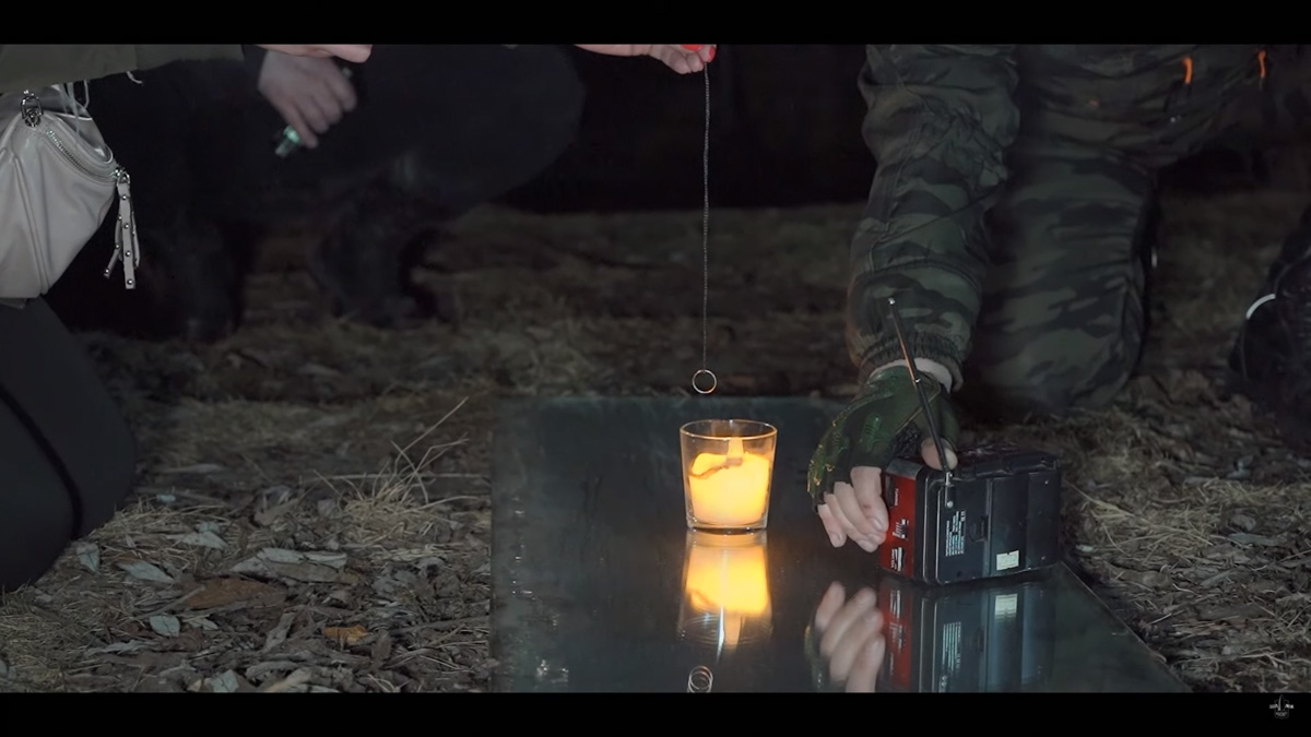 Если верить слухам, во Владимирской области на территории заброшенной базы отдыха живет призрак. Узнав об этом, блогер Ракета решил провести эксперимент по призыву нечисти и, конечно же, доверил столь ответственное задание местным ребятам.