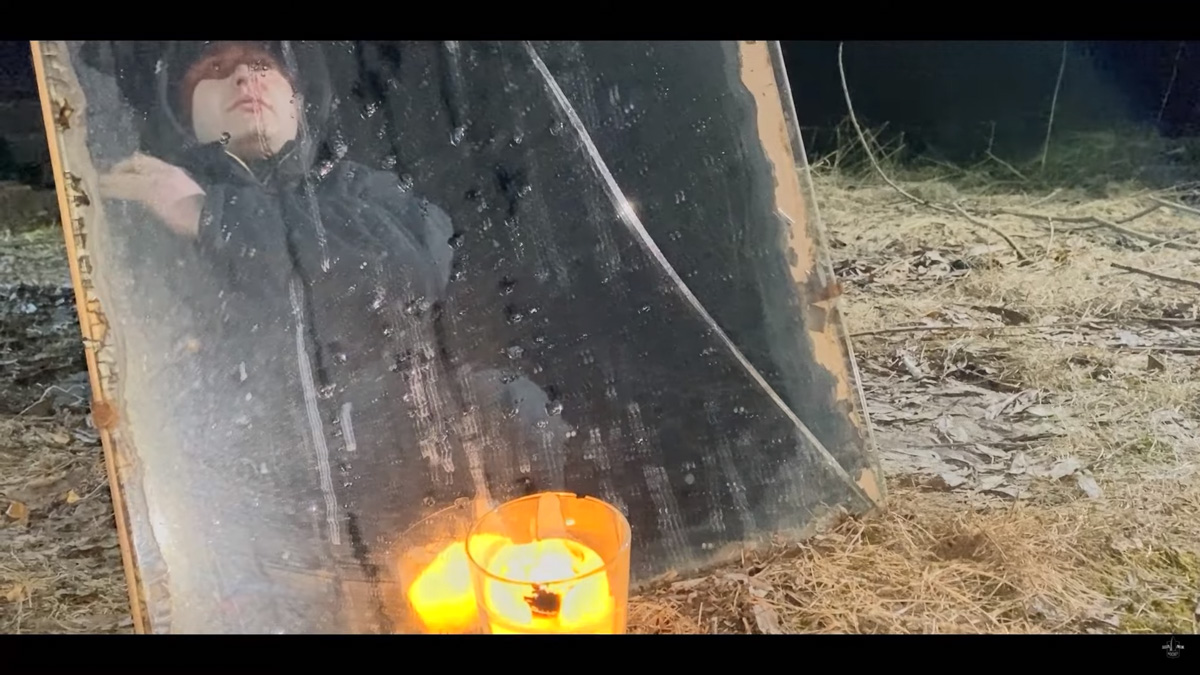 Если верить слухам, во Владимирской области на территории заброшенной базы отдыха живет призрак. Узнав об этом, блогер Ракета решил провести эксперимент по призыву нечисти и, конечно же, доверил столь ответственное задание местным ребятам.