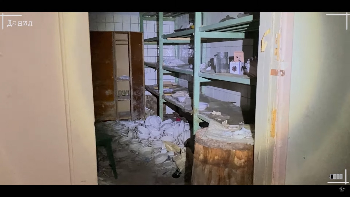 Если верить слухам, во Владимирской области на территории заброшенной базы отдыха живет призрак. Узнав об этом, блогер Ракета решил провести эксперимент по призыву нечисти и, конечно же, доверил столь ответственное задание местным ребятам.