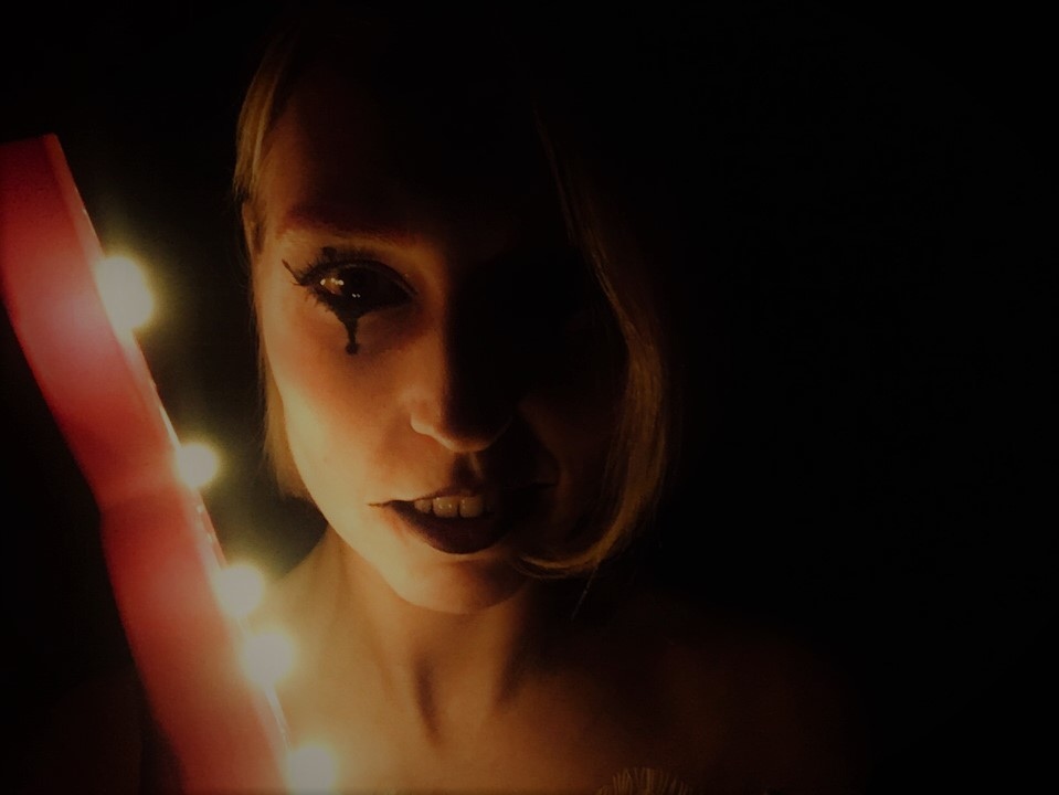 Если верить слухам, во Владимирской области на территории заброшенной базы отдыха живет призрак. Узнав об этом, блогер Ракета решил провести эксперимент по призыву нечисти и, конечно же, доверил столь ответственное задание местным ребятам.