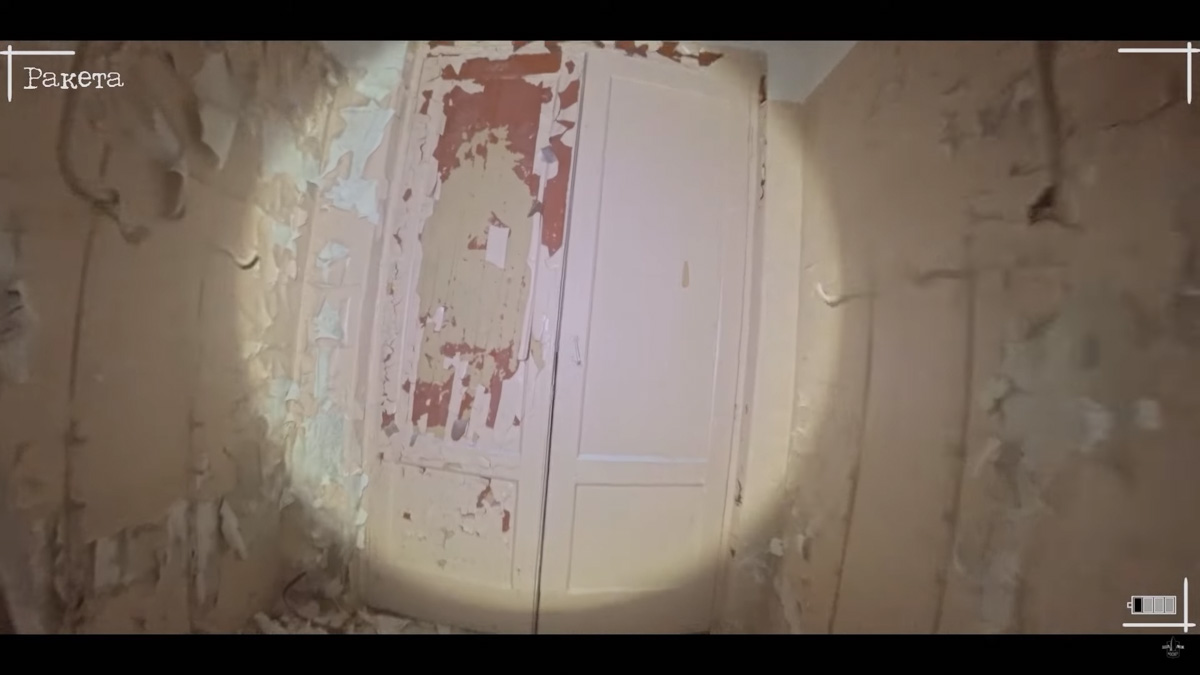 Если верить слухам, во Владимирской области на территории заброшенной базы отдыха живет призрак. Узнав об этом, блогер Ракета решил провести эксперимент по призыву нечисти и, конечно же, доверил столь ответственное задание местным ребятам.