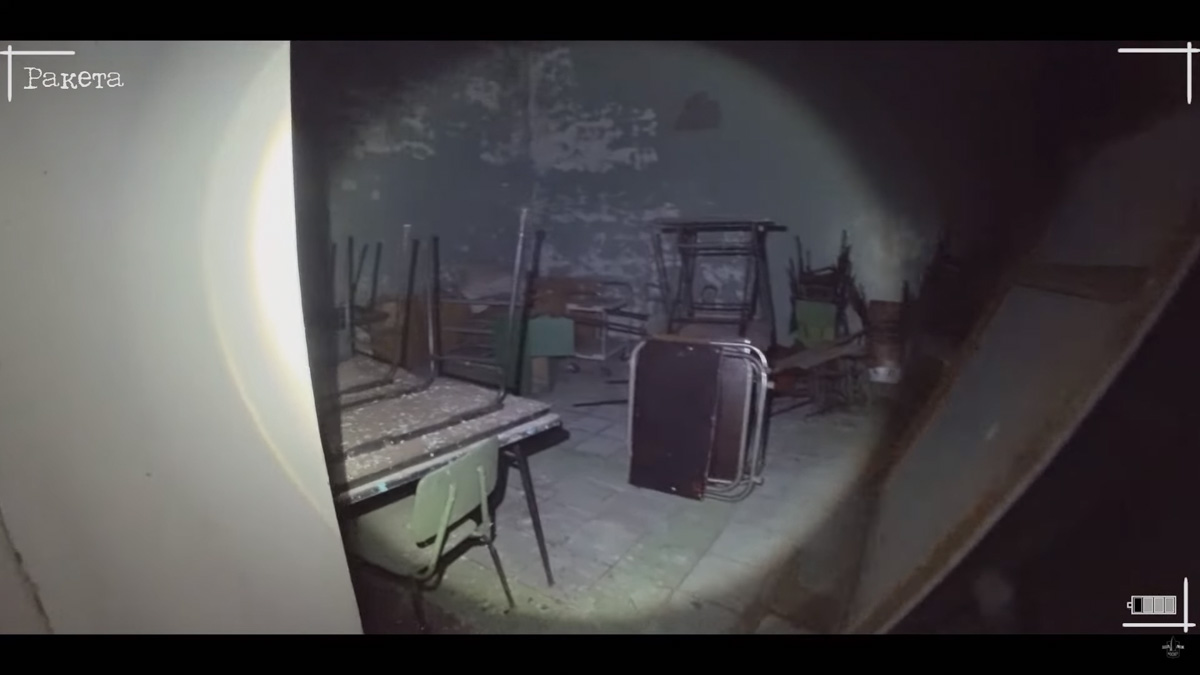 Если верить слухам, во Владимирской области на территории заброшенной базы отдыха живет призрак. Узнав об этом, блогер Ракета решил провести эксперимент по призыву нечисти и, конечно же, доверил столь ответственное задание местным ребятам.